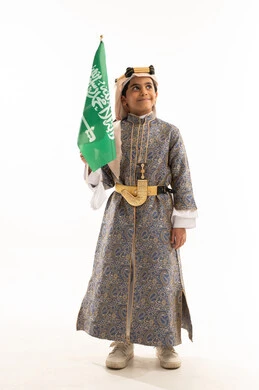 اليوم الوطني السعودي 23سبتمبر، يوم العلم 11مارس، تأسيس الدولة السعودية 22 فبراير، ارتداء أزياء المنطقة الوسطى في المناسبات الوطنية، يوم بدينا 1727 م، بورتريه لولد عربي خليجي سعودي يرتدي الدقلة والخنجر وعقال التأسيس يحمل العلم، صورة لكامل الجسم، خلفية بيضاء