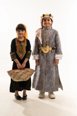 حرف يدوية شعبية، فتاة ترتدي السدرة تحمل سلة من القش، ارتداء الازياء الشعبية التقليدية للمنطقة الجنوبية والوسطى، تأسيس الدولة السعودية الأولى 22 فبراير، يوم بدينا 1727 م، بورتريه لولد وبنت عربيين خليجيين سعوديين مبتسمين، الجسم بالطول الكامل، خلفية بيضاء