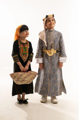 مهن يدوية شعبية، فتاة ترتدي السدرة تحمل سلة من القش، ارتداء الازياء الشعبية التقليدية للمنطقة الجنوبية والوسطى، تأسيس الدولة السعودية الأولى 22 فبراير، يوم بدينا 1727 م، بورتريه لولد وبنت عربيين خليجيين سعوديين مبتسمين، الجسم بالطول الكامل، خلفية بيضاء