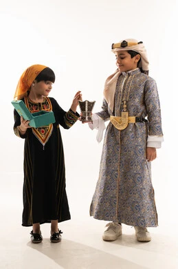 التطيب والتعطر بالبخور والعود باستخدام المبخرة الخشبية، ارتداء الازياء الشعبية التقليدية للمنطقة الجنوبية والوسطى، تأسيس الدولة السعودية الأولى 22 فبراير، يوم بدينا 1727 م، بورتريه لولد وبنت عربيين خليجيين سعوديين مبتسمين، اليوم الوطني السعودي، الجسم بالطول الكامل، خلفية بيضاء