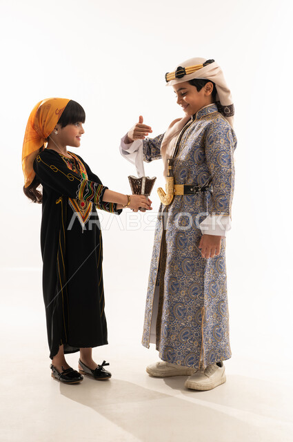 التطيب والتعطر بالبخور والعود باستخدام المبخرة الخشبية، ارتداء الازياء الشعبية التقليدية للمنطقة الجنوبية والوسطى، تأسيس الدولة السعودية الأولى 22 فبراير، يوم بدينا 1727 م، بورتريه لولد وبنت عربيين خليجيين سعوديين مبتسمين، اليوم الوطني السعودي، الجسم بالطول الكامل، خلفية بيضاء