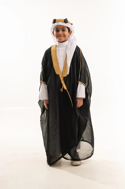 الاحتفال بذكرى تأسيس الدولة السعودية 22 فبراير، الوقوف باستقامة والنظر إلى الكاميرا بفخر، ارتداء أزياء المنطقة الشرقية في المناسبات الوطنية، يوم بدينا 1727 م، بورتريه لولد عربي خليجي سعودي مبتسم يرتدي البشت والغترة وعقال التأسيس، صورة لكامل الجسم، خلفية بيضاء