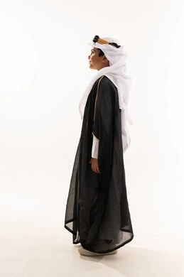 اليوم الوطني السعودي، يوم بدينا 1727 م، ذكرى تأسيس الدولة السعودية 22 فبراير، ارتداء أزياء المنطقة الشرقية في المناسبات الوطنية، بورتريه من الجانب لولد عربي خليجي سعودي يرتدي البشت والغترة وعقال التأسيس، صورة لكامل الجسم، خلفية بيضاء