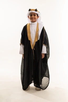 الوقوف باستقامة والنظر إلى الكاميرا بفخر، ارتداء أزياء المنطقة الشرقية في اليوم الوطني السعودي23سبتمبر، يوم بدينا 1727 م، بورتريه لولد عربي خليجي سعودي مبتسم يرتدي البشت والغترة وعقال التأسيس، الاحتفال بذكرى تأسيس الدولة السعودية 22 فبراير، صورة لكامل الجسم، خلفية بيضاء