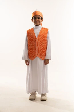 الفخر والتباهي بالتراث السعودي، ارتداء أزياء المنطقة الشعبية الغربية في المناسبات الوطنية، يوم بدينا 1727 م، بورتريه لولد عربي خليجي سعودي مبتسم يرتدي السديري الشعبي ينظر إلى الكاميرا، ذكرى تأسيس الدولة السعودية 22 فبراير، صورة الجسم بالكامل, خلفية بيضاء