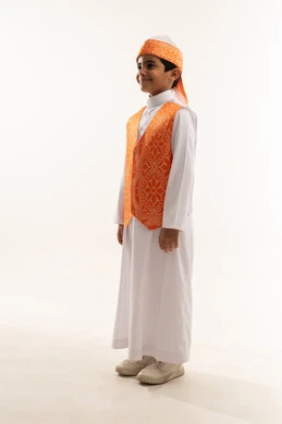 ارتداء أزياء المنطقة الشعبية الغربية في المناسبات الوطنية، الفخر والتباهي بالتراث السعودي، يوم بدينا 1727 م، بورتريه من الجانب لولد عربي خليجي سعودي مبتسم يرتدي السديري الشعبي، ذكرى تأسيس الدولة السعودية 22 فبراير، صورة الجسم بالكامل, خلفية بيضاء