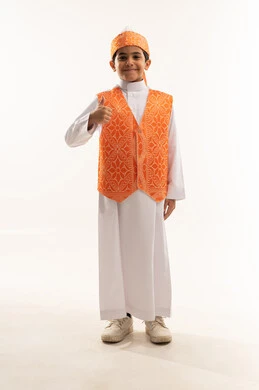 رفع اصبع الابهام للأعلى بإيماءات الاعجاب، ارتداء أزياء المنطقة الغربية في المناسبات الوطنية، الفخر بالتراث السعودي، يوم بدينا 1727 م، بورتريه لولد عربي خليجي سعودي مبتسم يرتدي السديري الشعبي، ذكرى تأسيس الدولة السعودية 22 فبراير، صورة الجسم بالكامل, خلفية بيضاء