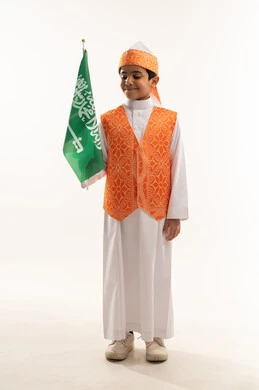 يوم العلم 11مارس، ذكرى اليوم الوطني السعودي 23سبتمبر،، ارتداء أزياء المنطقة الغربية في مناسبة وطنية، يوم بدينا 1727 م، بورتريه لولد عربي خليجي سعودي مبتسم يرتدي السديري الشعبي يحمل العلم، تأسيس الدولة السعودية الأولى 22 فبراير، صورة الجسم بالكامل, خلفية بيضاء