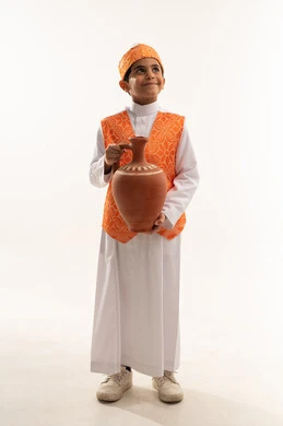 يوم بدينا 1727 م، حرف ومهن يدوية شعبية، ارتداء أزياء المنطقة الغربية في مناسبة وطنية، بورتريه لولد عربي خليجي سعودي يرتدي السديري الشعبي يحمل إناء من الفخار، الاحتفال بذكرى تأسيس الدولة السعودية الأولى 22 فبراير، صورة الجسم بالكامل, خلفية بيضاء