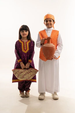 Popular handicrafts and crafts, looking at the camera with happy gestures, Saudi traditional costume for national occasions, founding of the first Saudi state on February 22, the day we began 1727 AD, portrait of a smiling Saudi Arabian Gulf boy and girl holding a pottery pot and a straw basket, full body, white background