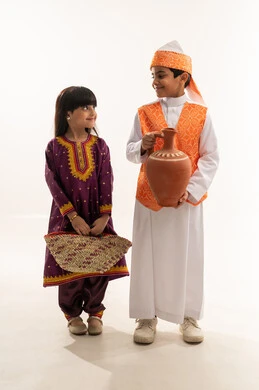 Popular handicrafts, looking at the camera with happy gestures, Saudi traditional costume on National Day September 23, the founding of the first Saudi state February 22, the day we began 1727 AD, a portrait of a smiling Saudi Arabian Gulf boy and girl holding a pottery pot and a straw basket, full body, white background