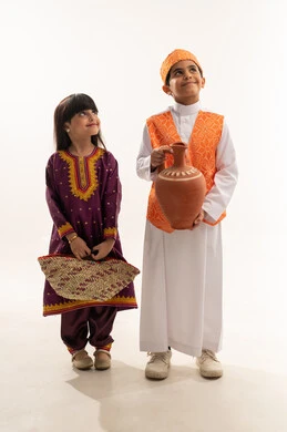 صناعات يدوية شعبية، النظر إلى الاعلى بايماءات السعادة، زي تراثي سعودي للمناسبات الوطنية، تأسيس الدولة السعودية الأولى 22 فبراير، يوم بدينا 1727 م، بورتريه لولد وبنت عربيين خليجيين سعوديين مبتسمين يحملان إناء من الفخار وسلة قش، الجسم بالطول الكامل، خلفية بيضاء