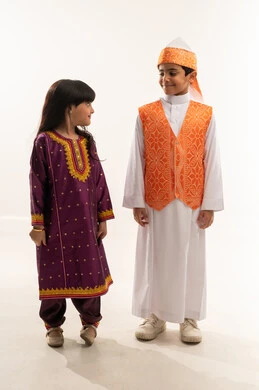 الفخر بالهوية السعودية، إظهار الحب والولاء للوطن، زي تراثي سعودي لللمناسبات الوطنية، ذكرى تأسيس الدولة السعودية الأولى 22 فبراير، يوم بدينا 1727 م، بورتريه لولد وبنت عربيين خليجيين سعوديين مبتسمين، الجسم بالطول الكامل، خلفية بيضاء