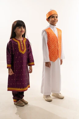 Showing love and loyalty to the homeland, traditional costume on Saudi National Day, September 23, the anniversary of the founding of the first Saudi state, February 22, the day of our beginnings, 1727 AD, portrait of a smiling Saudi Arabian Gulf boy and girl looking at something, full body, white background