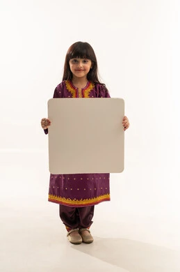 التباهي بالتراث السعودي، ارتداء الأزياء الشعبية في اليوم الوطني السعودي 23سبتمبر, يوم بدينا 1727م, بورتريه لفتاة عربية خليجية سعودية مبتسمة ترتدي زي يوم تأسيس الدولة السعودية الأولى في 22 فبراير وتقوم بعرض موك اب أبيض فارغ كبير, الجسم بالطول الكامل, خلفية بيضاء