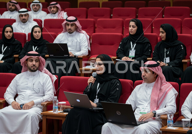 المشاركة بالمؤتمرات الثقافية، اتقان فن الالقاء والخطابة، مهارات التحدث والحوار، مجموعة رجال وسيدات اعمال عرب خليجيين سعوديين يقومون بحضور وتقديم ورش العمل والدورات التدريبية، ايماءات وتعابير الاندماج والتركيز والثقة بالنفس