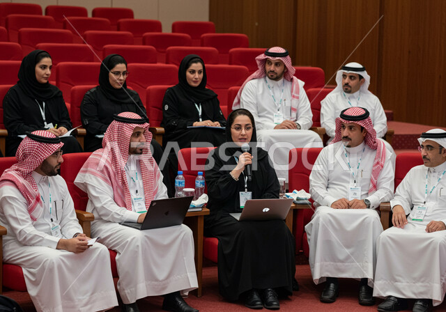 المشاركة بالمؤتمرات الثقافية، اتقان فن الالقاء والخطابة، مهارات التحدث والحوار، مجموعة رجال وسيدات اعمال عرب خليجيين سعوديين يقومون بحضور وتقديم ورش العمل والدورات التدريبية، ايماءات وتعابير الاندماج والتركيز والثقة بالنفس