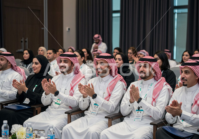 Participation in cultural conferences, mastery of the art of public speaking and oratory, speaking and dialogue skills, a group of Saudi Arabian Gulf businessmen and women attending and presenting workshops and training courses, gestures and expressions of integration, focus and self-confidence