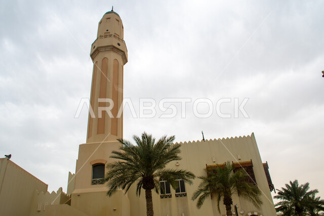 التطور والتقدم العمراني للمنشآت الاسلامية, الفن الهندسي المعماري لبناء المساجد في دولة قطر, مبنى مسجد الإمام عبد الوهاب من الداخل في منطقة الدفنة, معالم سياحية دينية مقدسة, نداء المسلمين لأداء الفرائض والصلوات, اسلاميات وعبادة