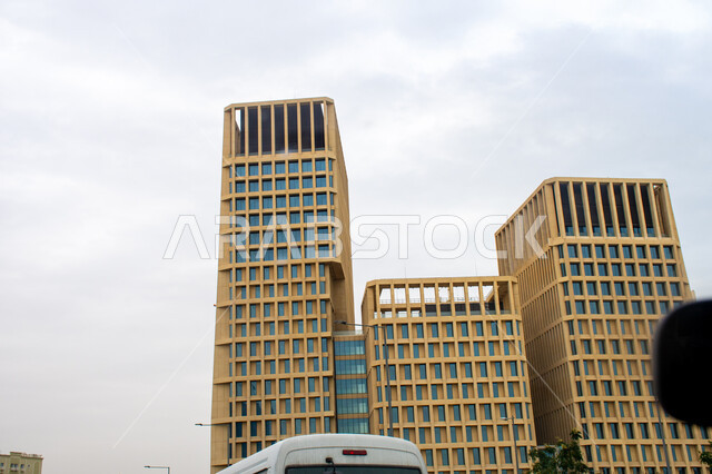 المباني والمنشآت في مشيرب قلب الدوحة في النهار, مقصد السائحين من مختلف البلدان، النمو والتقدم العمراني، الفن الهندسي المعماري في البناء على الطراز الحديث, الأماكن والمعالم السياحية المشهورة في دولة قطر,  جذب واستقطاب السياح من أنحاء العالم