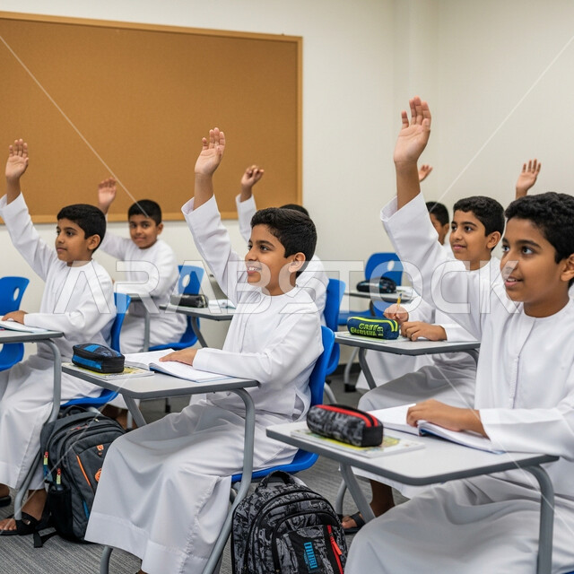 أهداف التربية والتعليم في المملكة العربية السعودية، أساليب التعلم الفعال والمشاركة مع المعلم، موسم العودة إلى المدارس، مجموعة من الطلاب العرب الخليجيين السعوديين يرتدون الزي المدرسي يجلسون في مقاعدهم يقومون برفع ايديهم للاجابة