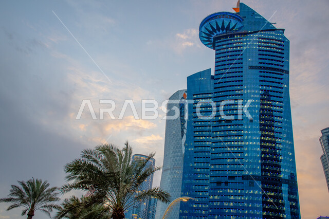 النمو والتقدم العمراني على الطراز الحديث للمباني المطلة على كورنيش دولة قطر، المباني والأبراج المبنية على الطراز الحديث، الفن الهندسي المعماري في إنشاء ناطحات السحاب والفنادق في مدينة الدوحة