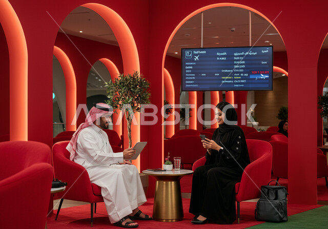 النجاح في تحقيق اهداف الشركة, توفير بيئة عمل مريحة، مفهوم روح الفريق والإنجاز الجماعي, تطوير الاستراتيجيات و الأعمال,  استخدام الاجهزة والتقنيات الحديثة في انجاز المهام,  موظفين عربيين سعوديين خليجيين في اجتماع في الكافيه