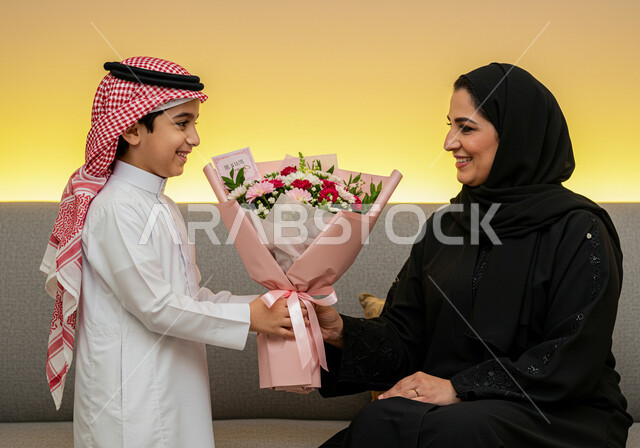 إدخال السرور إلى قلب الأم، التربية الصالحة للأبناء، تماسك وترابط الأسرة السعودية، مفهوم بر الوالدين والإحسان إليهما، إظهار الحب والاحترام والتقدير للأهل، بورتريه مقرب لأيدي شاب عربي خليجي سعودي يقوم بتقديم باقة من الأزهار لوالدته، خلفية ملونة