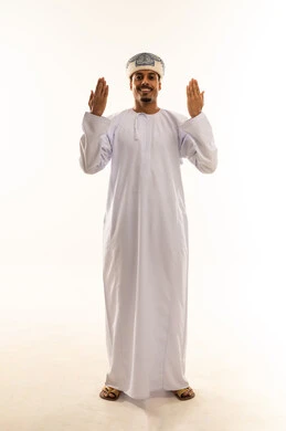 مفهوم الرفض والامتناع ، طلب التوقف وعدم الاقتراب, بورتريه لرجل عربي خليجي عماني يرتدي الدشداشة و العمامة يمد يده نحو الأمام مع رفع كفيه بإيماءات النهي عن فعل امر ما, صورة الجسم بالطول الكامل, خلفية بيضاء