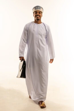 ايماءات المشي و الذهاب إلى مكان معين، بورتريه لرجل عربي خليجي عماني مبتسم يرتدي الدشداشة و العمامة يحمل بيديه حقيبه العمل  ، التقدم إلى الأمام بخطوات ثابتة، صورة الجسم بالطول الكامل، خلفية بيضاء