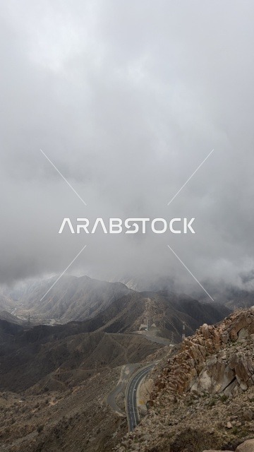 ممشى الضباب وسط الجبال في مدينة ابها  في المملكه العربيه السعوديه , مكان ومعلم سياحي , الطبيعه الجبليه والجو الضبابي في فصل الشتاء