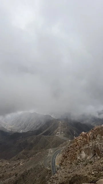 ممشى الضباب وسط الجبال في مدينة ابها  في المملكه العربيه السعوديه , مكان ومعلم سياحي , الطبيعه الجبليه والجو الضبابي في فصل الشتاء