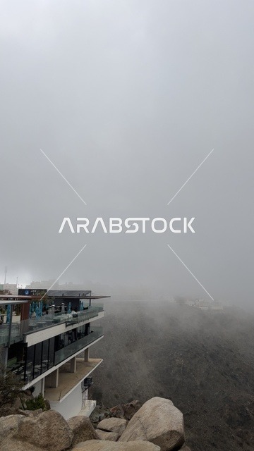 ممشى الضباب وسط الجبال في مدينة ابها  في المملكه العربيه السعوديه , مكان ومعلم سياحي , الطبيعه الجبليه والجو الضبابي في فصل الشتاء