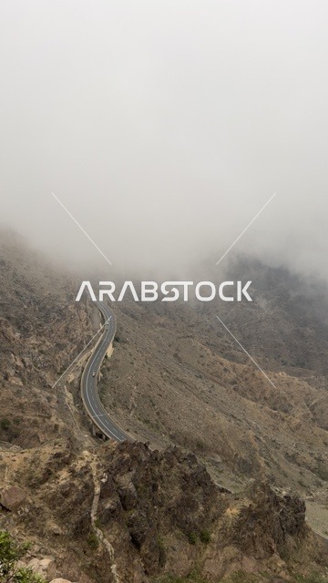 ممشى الضباب وسط الجبال في مدينة ابها  في المملكه العربيه السعوديه , مكان ومعلم سياحي , الطبيعه الجبليه والجو الضبابي في فصل الشتاء