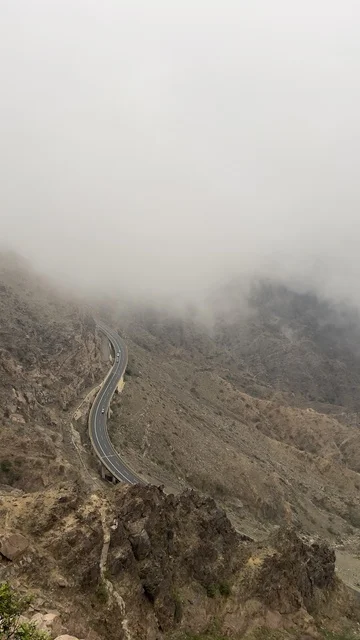 ممشى الضباب وسط الجبال في مدينة ابها  في المملكه العربيه السعوديه , مكان ومعلم سياحي , الطبيعه الجبليه والجو الضبابي في فصل الشتاء