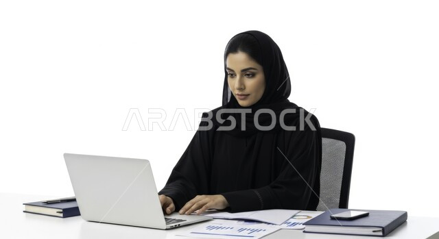  مهنة ووظيفة نسائية مكتبية سعودية، ادارة وانجاز المهام باستخدام جهاز تقني حديث ومتطور, بورتريه مقرب لإمرأة عربية خليجية سعودية مبتسمة ترتدي الحجاب والعباءة تعمل على الحاسوب المحمول، ايماءات وتعابير السرور والسعادة، خلفية بيضاء