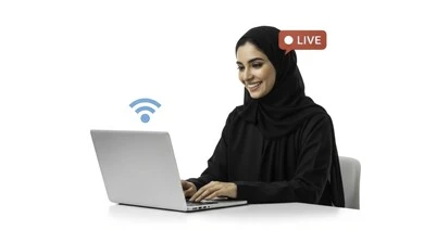  مهنة ووظيفة نسائية مكتبية سعودية، ادارة وانجاز المهام باستخدام جهاز تقني حديث ومتطور, بورتريه مقرب لإمرأة عربية خليجية سعودية مبتسمة ترتدي الحجاب والعباءة تعمل على الحاسوب المحمول، ايماءات وتعابير السرور والسعادة، خلفية بيضاء