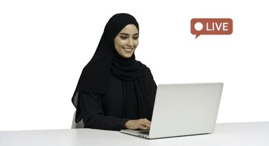  مهنة ووظيفة نسائية مكتبية سعودية، ادارة وانجاز المهام باستخدام جهاز تقني حديث ومتطور, بورتريه مقرب لإمرأة عربية خليجية سعودية مبتسمة ترتدي الحجاب والعباءة تعمل على الحاسوب المحمول، ايماءات وتعابير السرور والسعادة، خلفية بيضاء