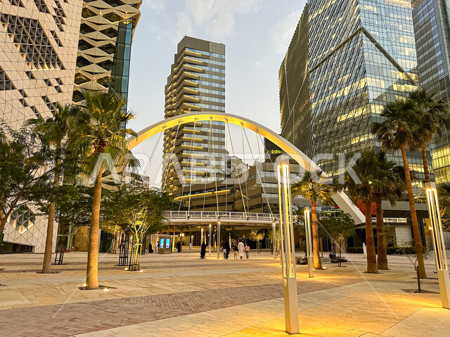 مركز الملك عبد الله المالي (كافد)، صورة من الاسفل للأبراج والمنشآت المالية في مدينة الرياض، التطور والنمو العمراني في السعودية، الفن الهندسي المعماري للمباني وناطحات السحاب المشهورة في المملكة، ازدهار وتحقيق النهضة الاقتصادية والتجارية