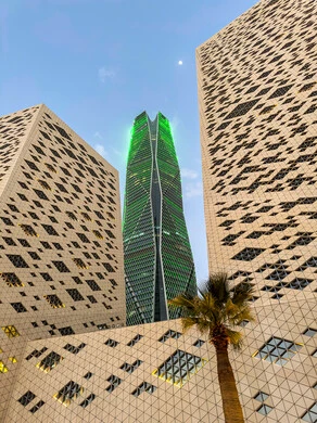 مركز الملك عبد الله المالي (كافد)، الأبراج والمنشآت المالية في مدينة الرياض، التطور والنمو العمراني في السعودية، الفن الهندسي المعماري للمباني وناطحات السحاب المشهورة في المملكة، ازدهار وتحقيق النهضة الاقتصادية والتجارية