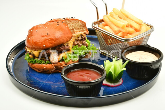 ساندويش البرجر اللذيذ باللحم والجبن الذائب مع الطماطم والخس, مأكولات عربيه غير صحية, وصفات طعام شهيه, وجبات طعام سريعه، البطاطا المقلية والصلصات المتنوعة، خلفية بيضاء