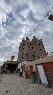  قرية بن حمسان التراثية في خميس مشيط، مكان جذب واستقطاب السائحين، معلم سياحي مشهور، مبنى تاريخي أثري سياحي في المملكة العربية السعودية، الفن الهندسي المعماري على الطراز القديم للبيوت والمنازل في منطقة عسير