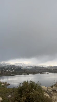 مناظر طبيعية سياحية مشهورة في المملكة العربية السعودية، مناطق للرحلات والجولات العائلية الممتعة، بحيرة سد ابها في محافظة عسير، الاماكن الطبيعية والقمم والمرتفعات الجبلية في الاجواء الضبابية