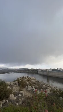 مناظر طبيعية سياحية مشهورة في المملكة العربية السعودية، مناطق للرحلات والجولات العائلية الممتعة، بحيرة سد ابها في محافظة عسير، الاماكن الطبيعية والقمم والمرتفعات الجبلية في الاجواء الضبابية