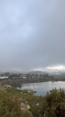 مناظر طبيعية سياحية مشهورة في المملكة العربية السعودية، مناطق للرحلات والجولات العائلية الممتعة، بحيرة سد ابها في محافظة عسير، الاماكن الطبيعية والقمم والمرتفعات الجبلية في الاجواء الضبابية