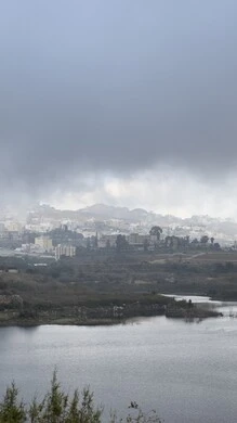 مناظر طبيعية سياحية مشهورة في المملكة العربية السعودية، مناطق للرحلات والجولات العائلية الممتعة، بحيرة سد ابها في محافظة عسير، الاماكن الطبيعية والقمم والمرتفعات الجبلية في الاجواء الضبابية
