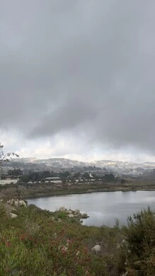 مناظر طبيعية سياحية مشهورة في المملكة العربية السعودية، مناطق للرحلات والجولات العائلية الممتعة، بحيرة سد ابها في محافظة عسير، الاماكن الطبيعية والقمم والمرتفعات الجبلية في الاجواء الضبابية