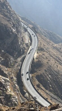 المعالم والأماكن الطبيعية السياحية المشهورة في المملكة العربية السعودية, خطوط سير السيارات, منطقة عقبة ابها في مدينة عسير في النهار, القمم والمرتفعات في المناطق الجبلية