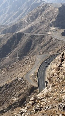 المعالم والأماكن الطبيعية السياحية المشهورة في المملكة العربية السعودية, خطوط سير السيارات, منطقة عقبة ابها في مدينة عسير في النهار, القمم والمرتفعات في المناطق الجبلية
