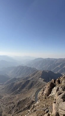 المعالم والأماكن الطبيعية السياحية المشهورة في المملكة العربية السعودية, خطوط سير السيارات, منطقة عقبة ابها في مدينة عسير في النهار, القمم والمرتفعات في المناطق الجبلية